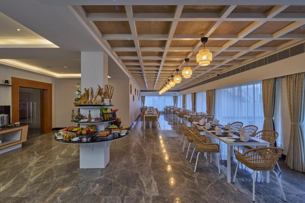 Elegant banquet hall with round tables and chandelier lighting