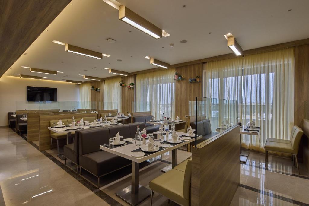 Elegant banquet hall with round tables and chandelier lighting