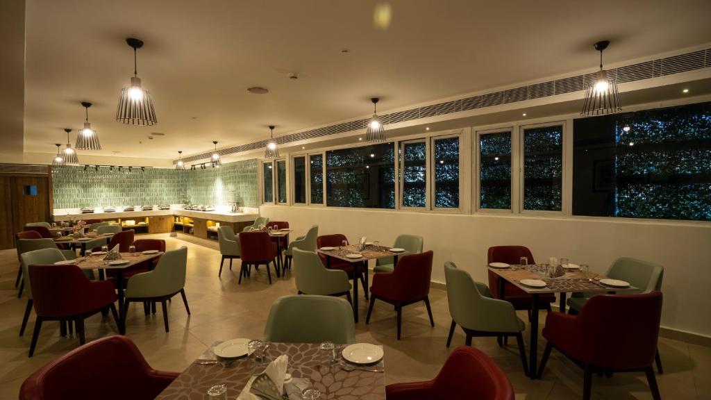 Elegant banquet hall with round tables and chandelier lighting