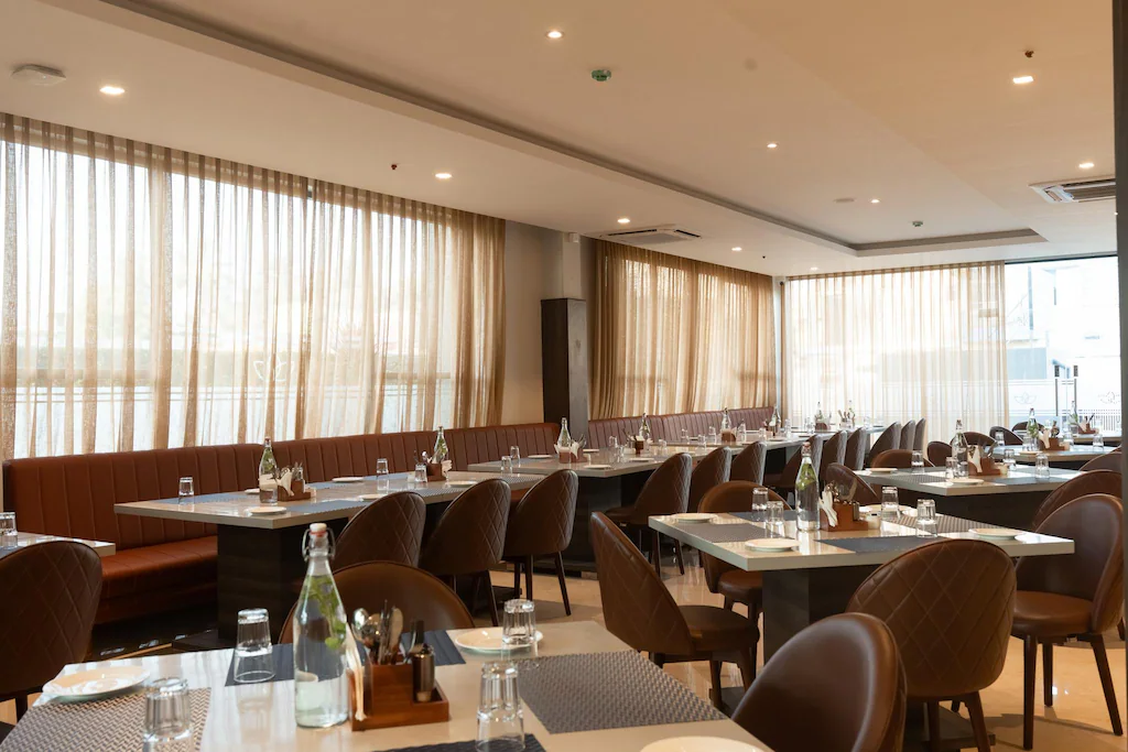 Elegant banquet hall with round tables and chandelier lighting