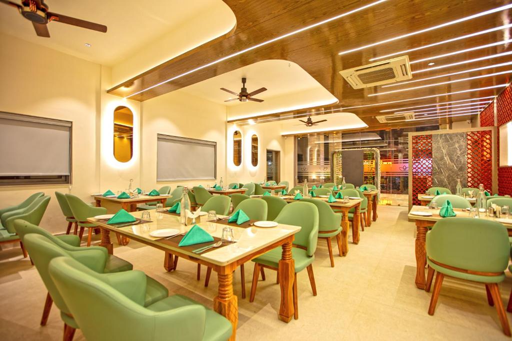 Elegant banquet hall with round tables and chandelier lighting