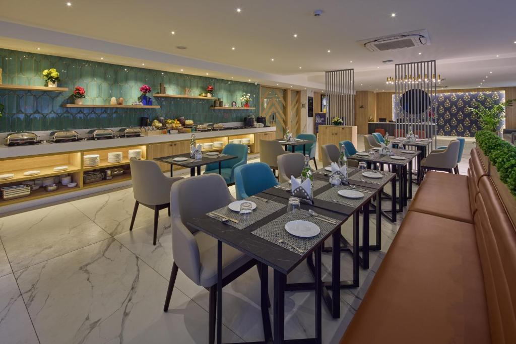 Elegant banquet hall with round tables and chandelier lighting