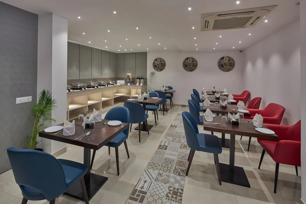 Elegant banquet hall with round tables and chandelier lighting