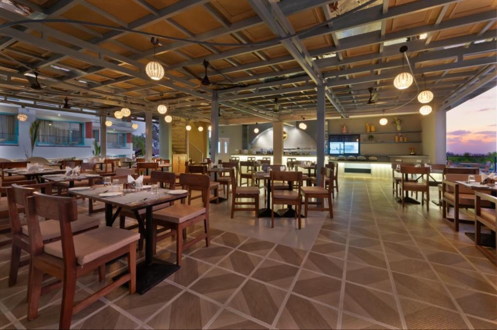 Elegant banquet hall with round tables and chandelier lighting